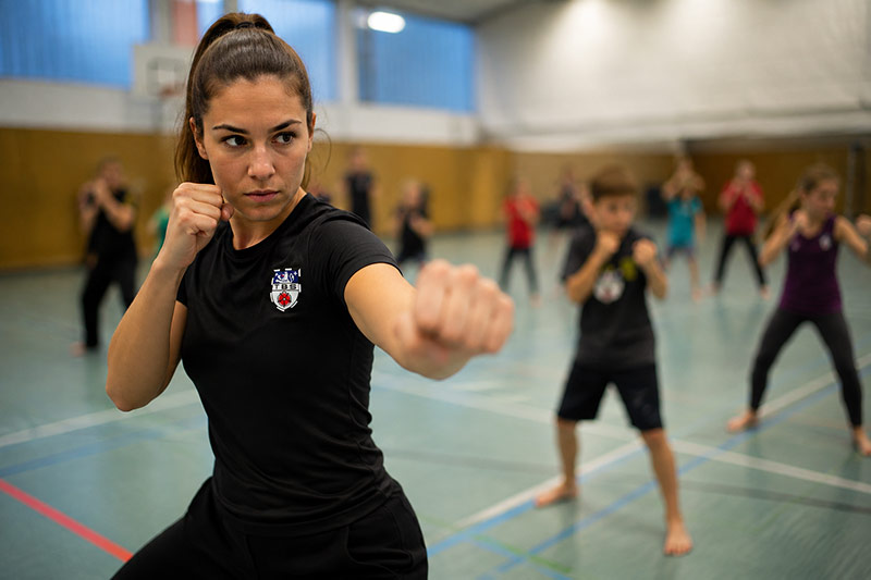 Frau beim Kampfsport